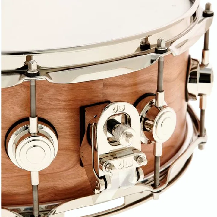 Caisse-claire DW Satin Oil 14″x5,5″ Cherry Gum – Comparatif, Test, Avis