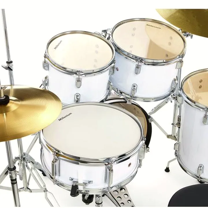 La batterie Millenium Focus 18 Drum Bundle White / Avis, Test & Comparatif