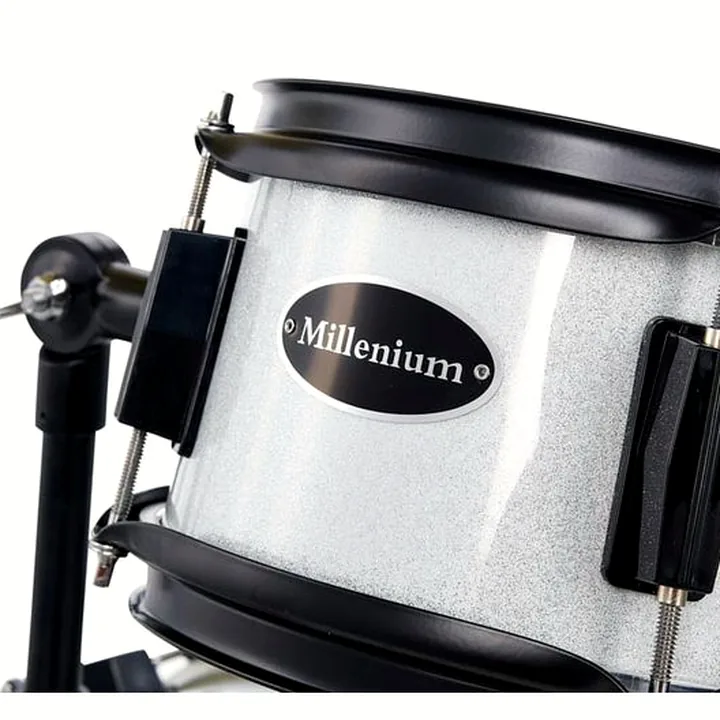 Test & Avis de la batterie acoustique Millenium Youngster Drum Set Bdl. Silver