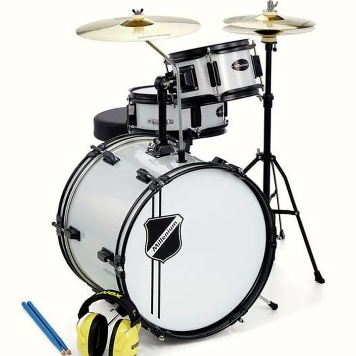 Test & Avis de la batterie acoustique Millenium Youngster Drum Set Bdl. Silver