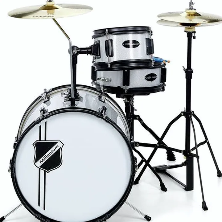 Test & Avis de la batterie acoustique Millenium Youngster Drum Set Bdl. Silver