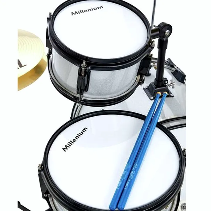 Test & Avis de la batterie acoustique Millenium Youngster Drum Set Bdl. Silver