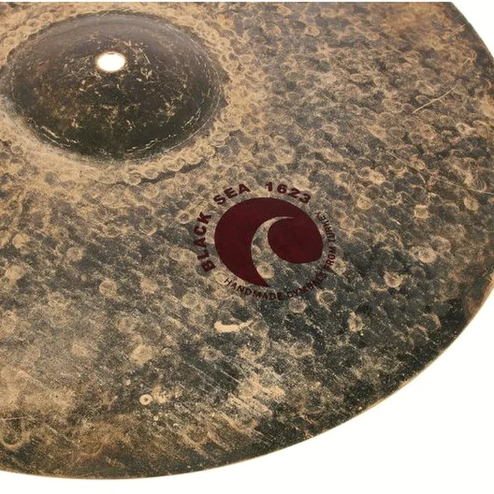 Test & Avis de la cymbale crash Istanbul Mehmet 18″ Black Sea 1623 Crash